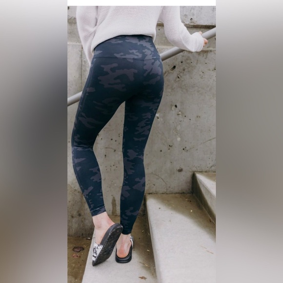 SPANX LOOK AT ME NOW BLACK CAMO LEGGINGs size medium new - Picture 3 of 7